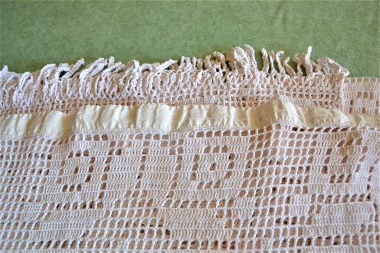 Rideau en dentelle au crochet