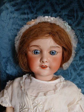 Poupée à tête de porcelaine SFBJ