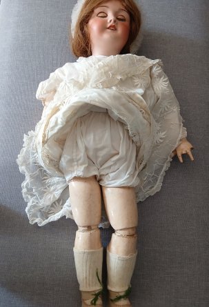 Poupée à tête de porcelaine SFBJ