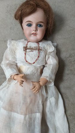 Poupée à tête de porcelaine XIX