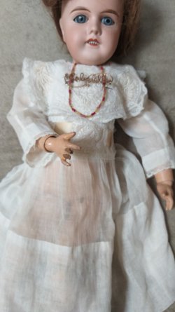 Poupée à tête de porcelaine XIX