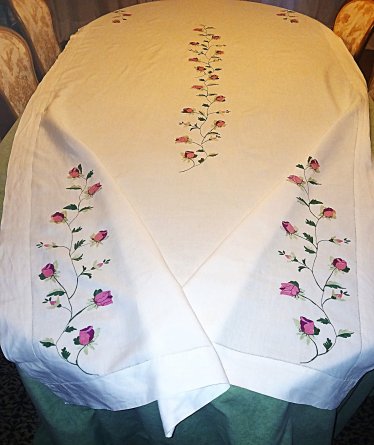 Nappe en fil de lin blanc avec fleurs brodées 