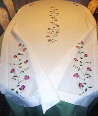 Nappe en fil de lin blanc avec fleurs brodées 