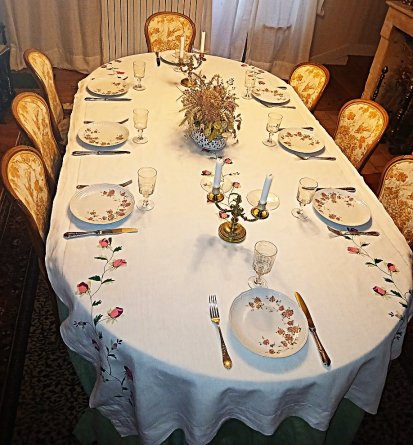 Nappe en fil de lin blanc avec fleurs brodées 