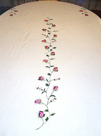 Nappe en fil de lin blanc avec fleurs brodées 