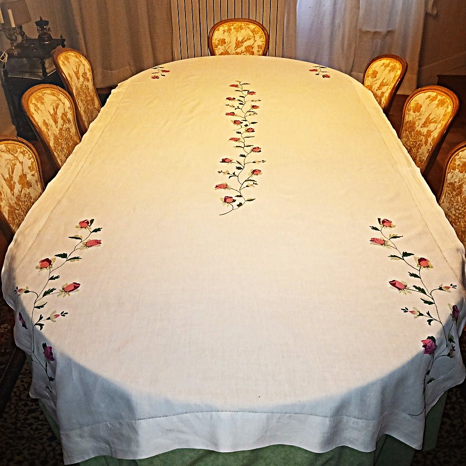 Nappe en fil de lin blanc avec fleurs brodées 