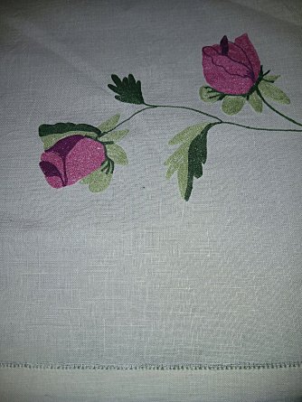 Nappe en fil de lin blanc avec fleurs brodées 