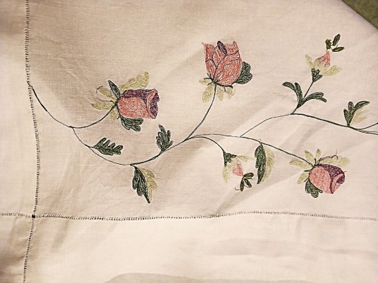 Nappe en fil de lin blanc avec fleurs brodées 