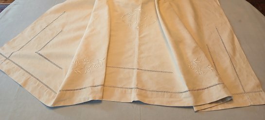 Drap brodé à la main