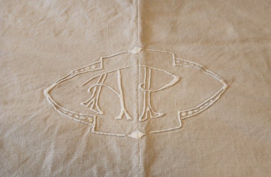 Drap brodé à la main