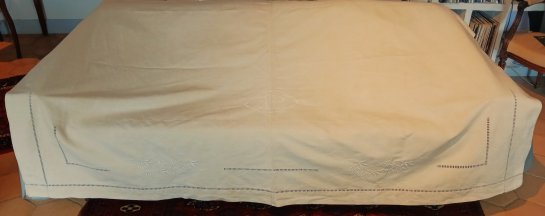 Drap brodé à la main