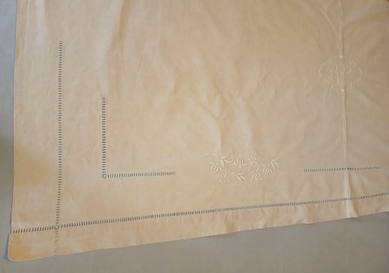 Drap brodé à la main