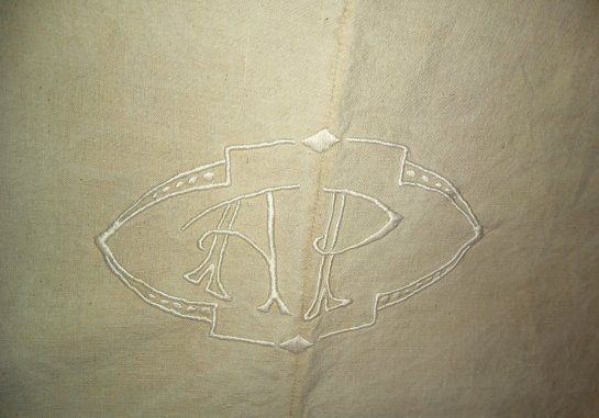 Drap brodé à la main
