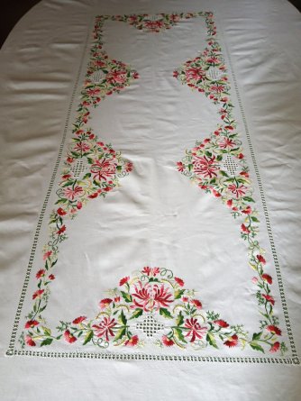 Nappe brodée main