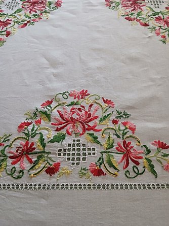 Nappe brodée main