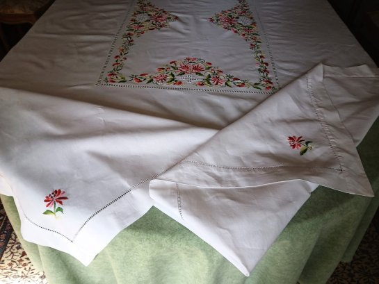 Nappe brodée main