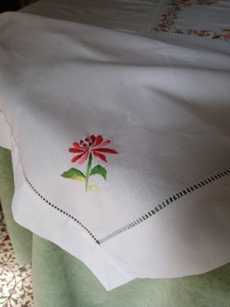 Nappe brodée main