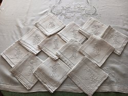 Nappe brodée à la main