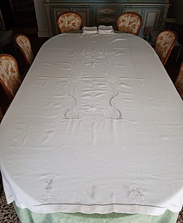 Nappe brodée à la main