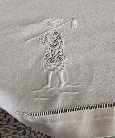 Nappe brodée à la main