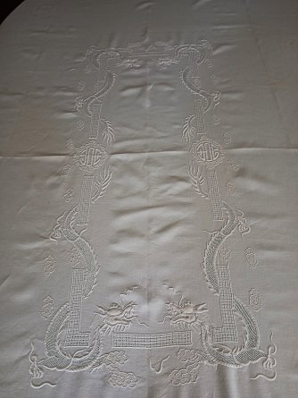 Nappe brodée à la main