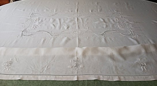 Nappe brodée à la main