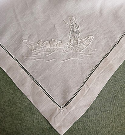 Nappe brodée à la main