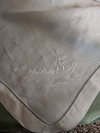 Nappe brodée à la main